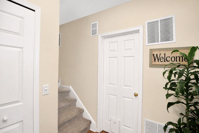 299 Ashbury Lane W 1526-2, Roselle, IL 60172