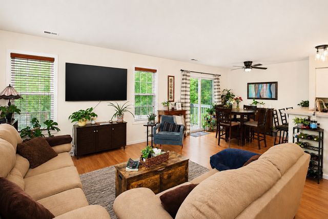 299 Ashbury Lane W 1526-2, Roselle, IL 60172