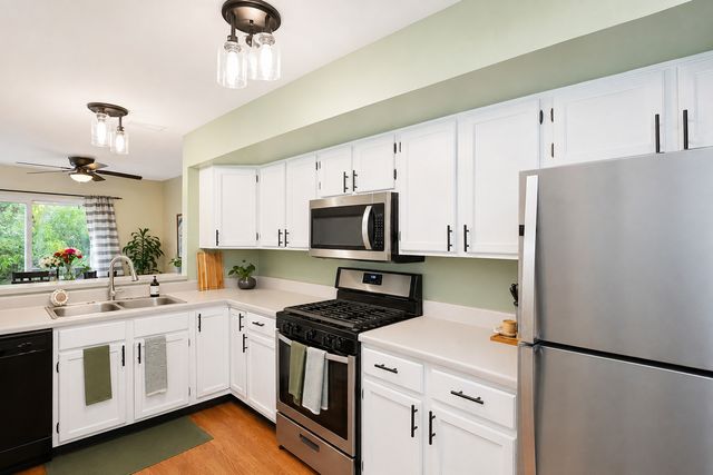 299 Ashbury Lane W 1526-2, Roselle, IL 60172