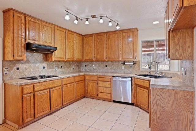 277 Garden Circle Dr, Manteca, CA 95336