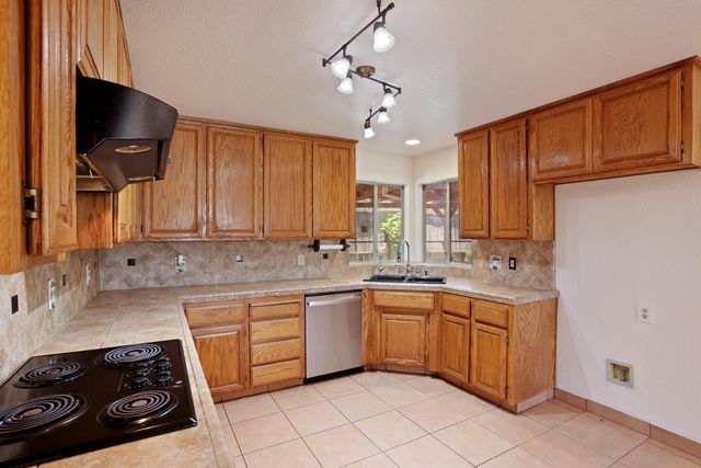 277 Garden Circle Dr, Manteca, CA 95336