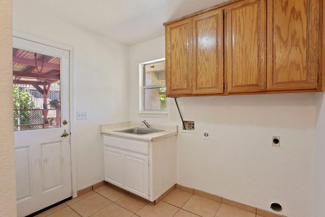 277 Garden Circle Dr, Manteca, CA 95336