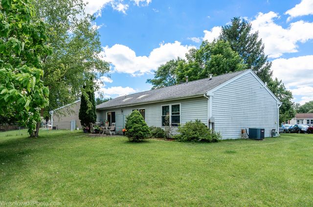 886 Quincy Court, Island Lake, IL 60042