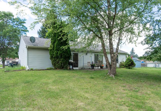 886 Quincy Court, Island Lake, IL 60042