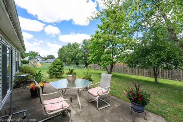 886 Quincy Court, Island Lake, IL 60042