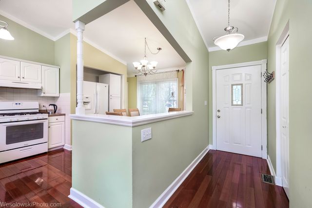 886 Quincy Court, Island Lake, IL 60042