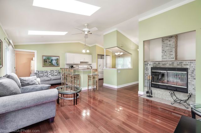 886 Quincy Court, Island Lake, IL 60042