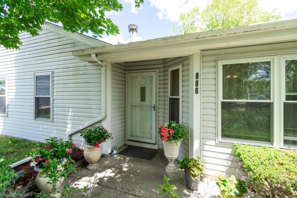 886 Quincy Court, Island Lake, IL 60042