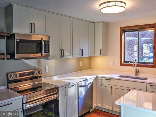 63 FAIRWAY DR, Basye, VA 22810