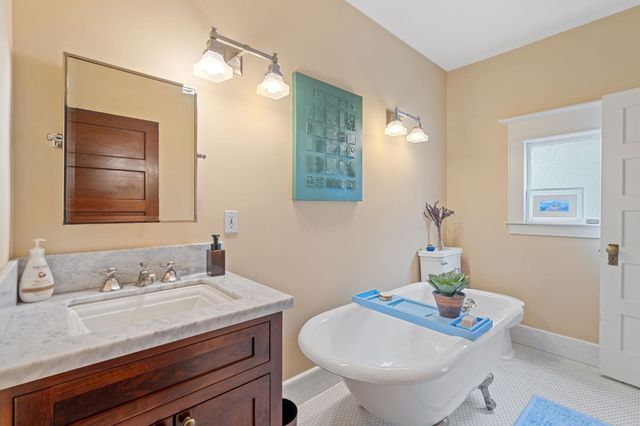 2727 H St, Sacramento, CA 95816