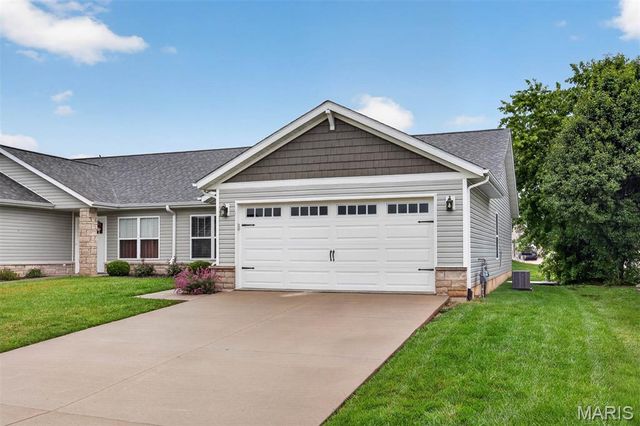 110 Auburn Court B, Highland, IL 62249