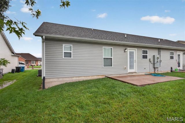 110 Auburn Court B, Highland, IL 62249