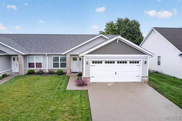 110 Auburn Court B, Highland, IL 62249