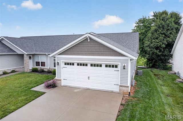 110 Auburn Court B, Highland, IL 62249