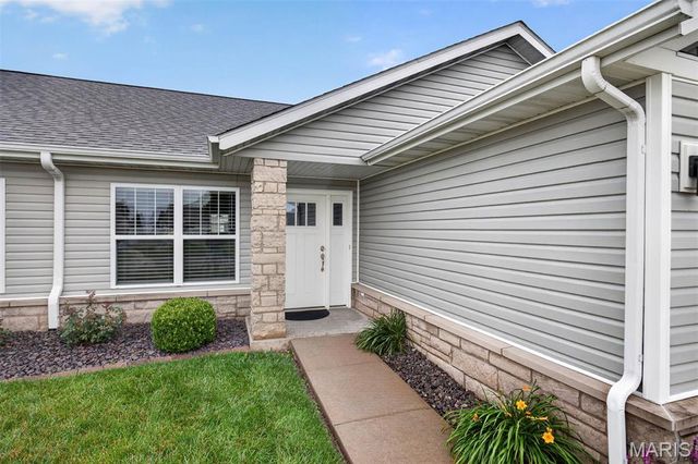 110 Auburn Court B, Highland, IL 62249