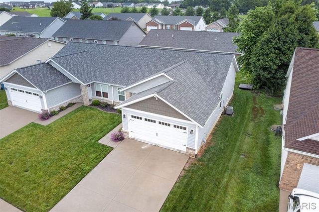110 Auburn Court B, Highland, IL 62249