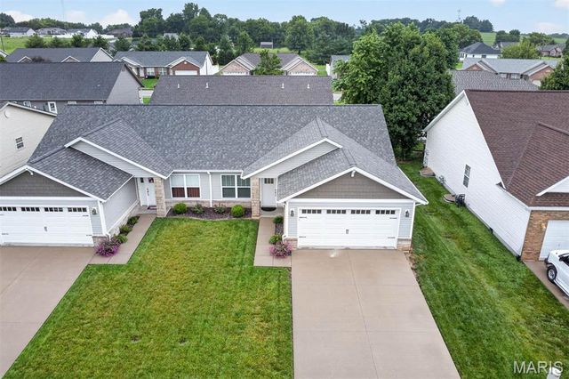 110 Auburn Court B, Highland, IL 62249