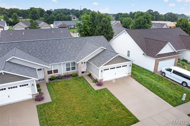 110 Auburn Court B, Highland, IL 62249