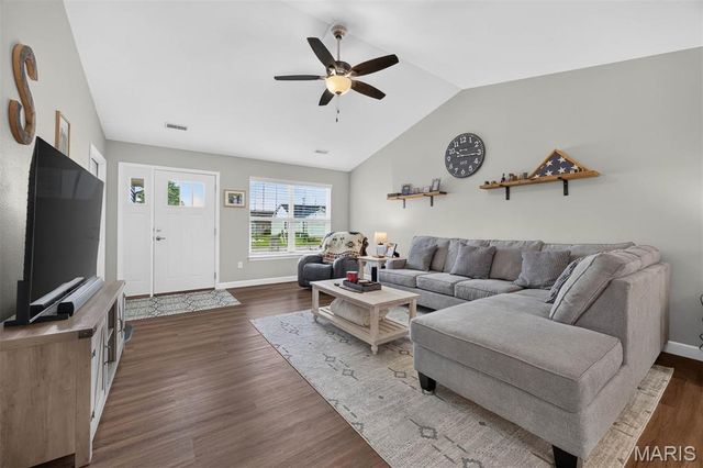 110 Auburn Court B, Highland, IL 62249
