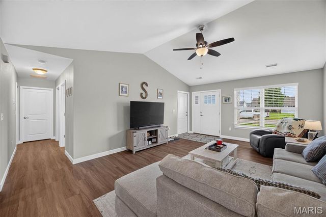 110 Auburn Court B, Highland, IL 62249