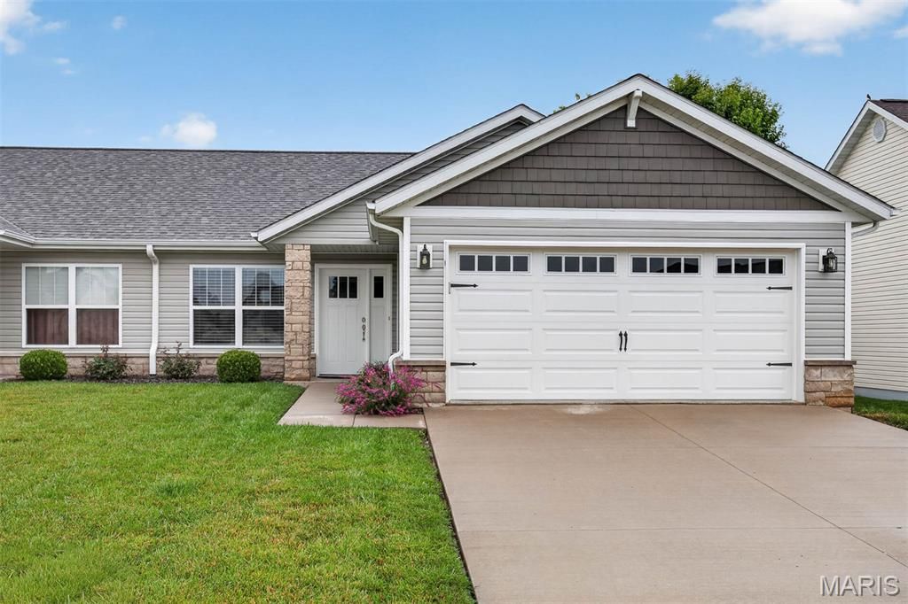 110 Auburn Court B, Highland, IL 62249