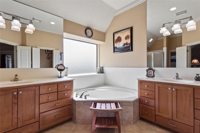 55 Canyon Oak Court, Lake Jackson, TX 77566