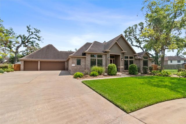 55 Canyon Oak Court, Lake Jackson, TX 77566