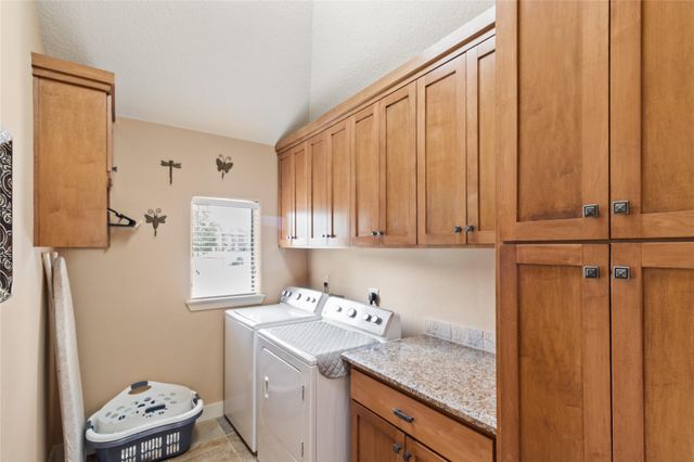 55 Canyon Oak Court, Lake Jackson, TX 77566