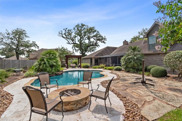 55 Canyon Oak Court, Lake Jackson, TX 77566