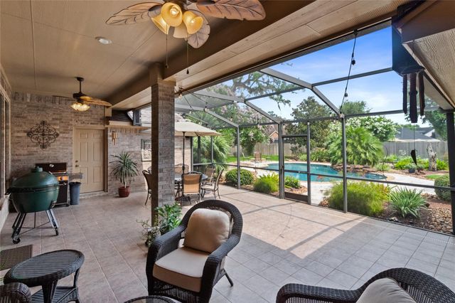 55 Canyon Oak Court, Lake Jackson, TX 77566