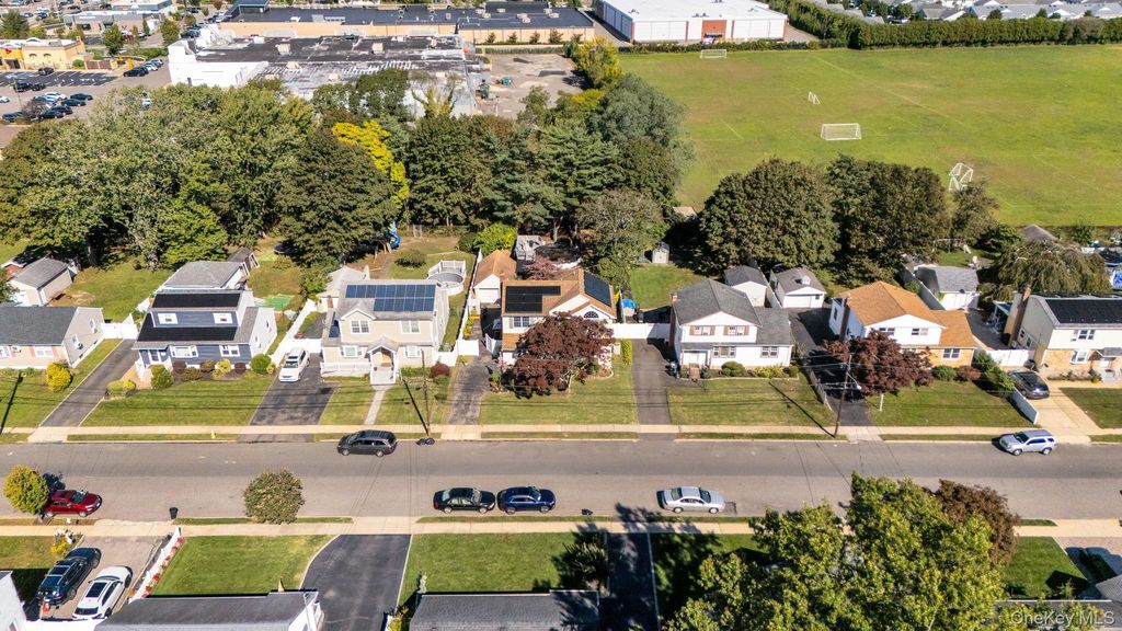 33 Mohawk Drive, North Babylon, NY 11703 — photo 2