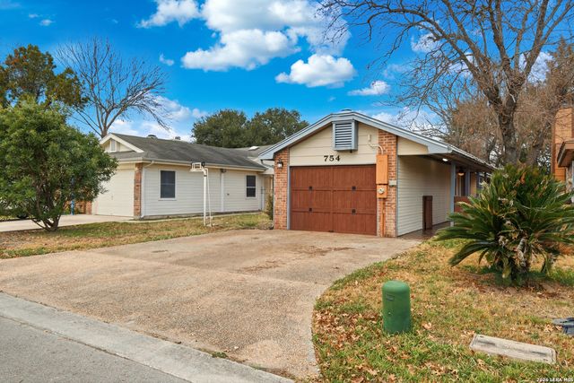 754 Briarbend Dr, New Braunfels, TX 78130