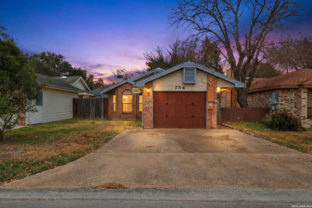 754 Briarbend Dr, New Braunfels, TX 78130