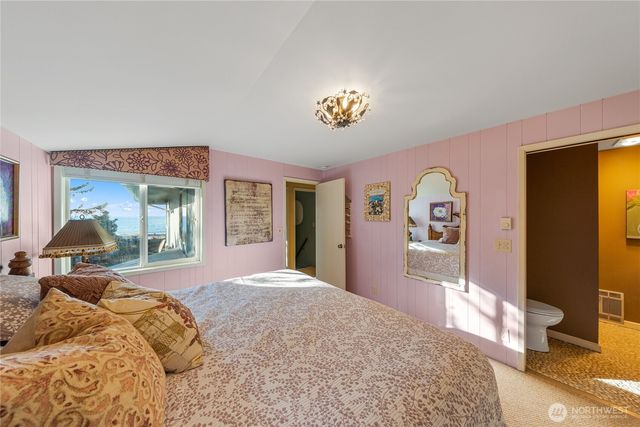 4951 Surfcrest Drive, Oak Harbor, WA 98277