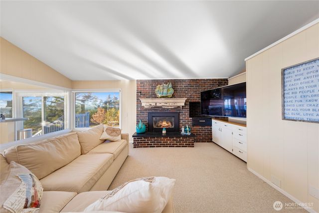 4951 Surfcrest Drive, Oak Harbor, WA 98277