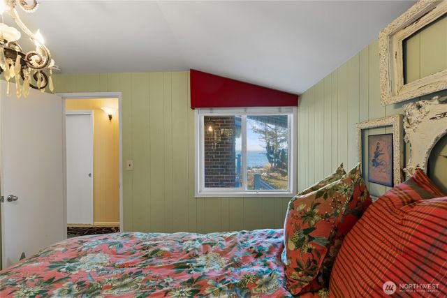 4951 Surfcrest Drive, Oak Harbor, WA 98277