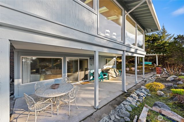 4951 Surfcrest Drive, Oak Harbor, WA 98277