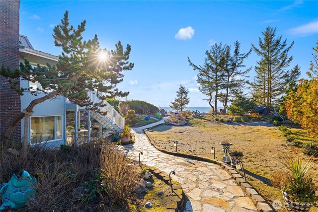 4951 Surfcrest Drive, Oak Harbor, WA 98277