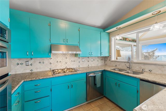 4951 Surfcrest Drive, Oak Harbor, WA 98277