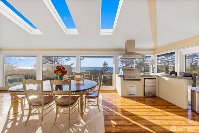 4951 Surfcrest Drive, Oak Harbor, WA 98277