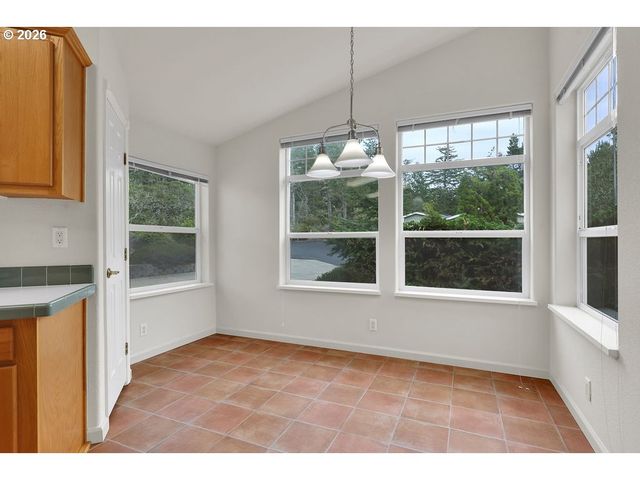 301 MANZANITA Dr, Florence, OR 97439