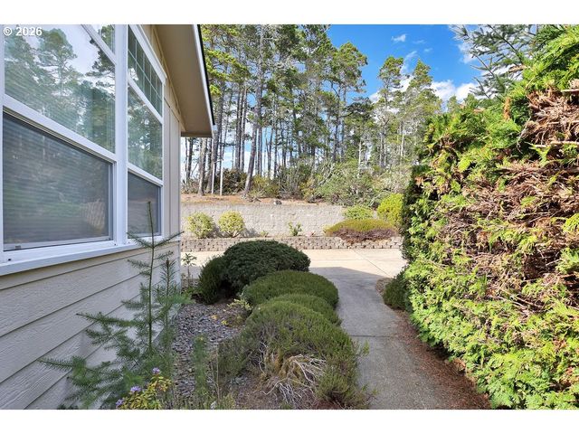 301 MANZANITA Dr, Florence, OR 97439