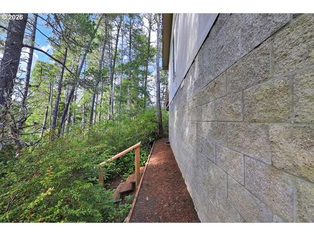 301 MANZANITA Dr, Florence, OR 97439