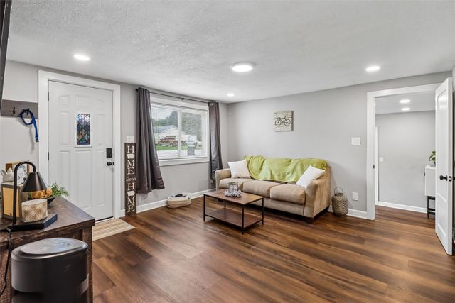 6455 NE 5th Avenue, Pleasant Hill, IA 50327