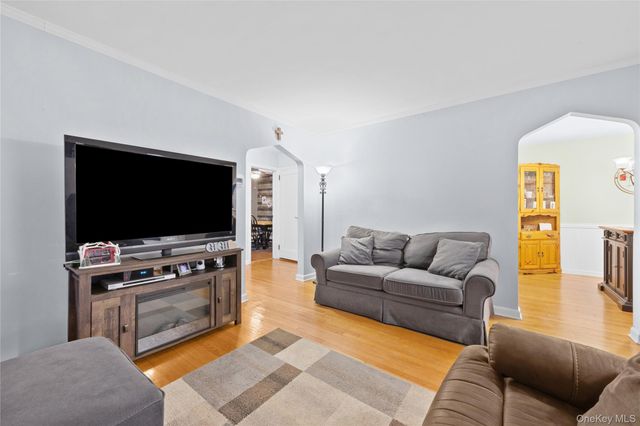 38 Hawthorne Avenue, Floral Park, NY 11001