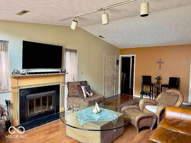 9222 Golden Oaks W, Indianapolis, IN 46260