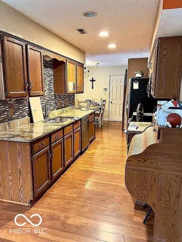 9222 Golden Oaks W, Indianapolis, IN 46260