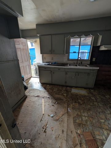 3654 Main Street, Jackson, MS 39213