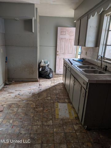 3654 Main Street, Jackson, MS 39213