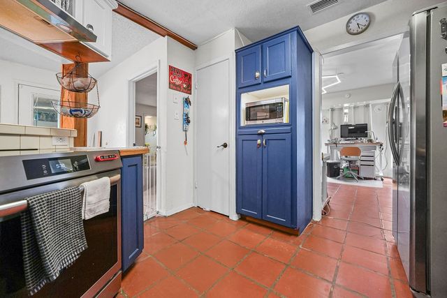 1504 Skyline Dr, Portland, TX 78374